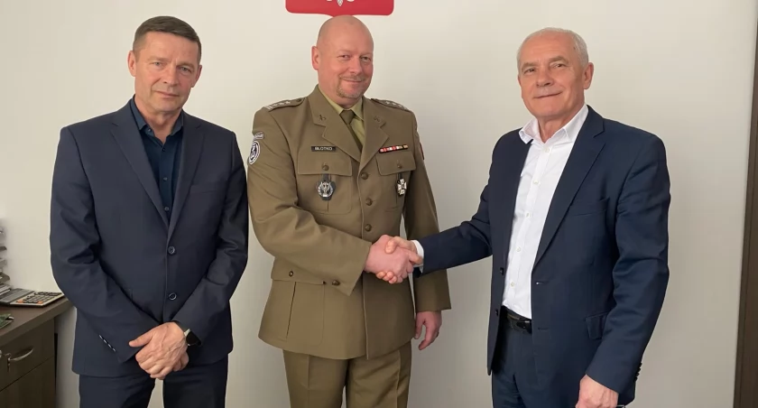 Szef przemyskich „terytorialsów” płk Daniel Błotko i starosta leski Andrzej Olesiuk (z prawej) tuż po podjęciu decyzji przez radnych o nieodpłatnym przekazaniu dla 20. Przemyskiej Brygady Obrony Terytorialnej działki. Fot. 20 Przemyska BOT