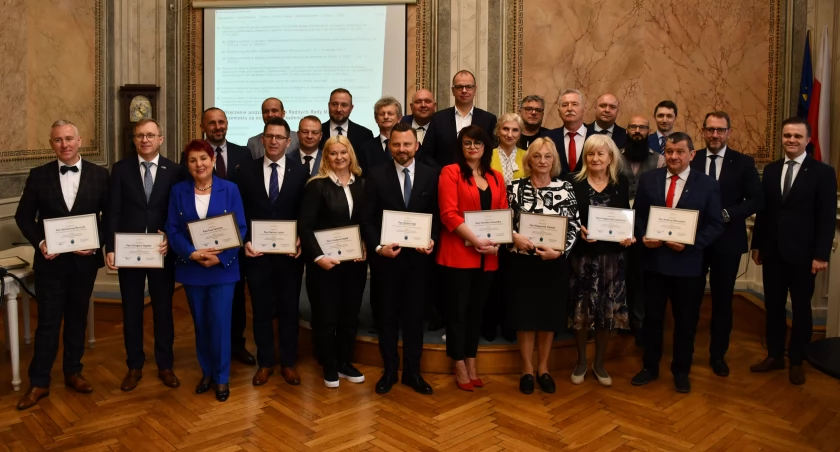 Przemyska rada liczy 23 osoby, ale okolicznościowe podziękowania przygotowane zostały dla 26 osób, bo przez pięć lat różnie z nadsańskimi radnymi bywało... Ostatecznie odebrało je 21 radnych. Nieobecni byli: Wojciech Błachowicz, Monika Kamińska, Andrzej Zapałowski, Janusz Zapotocki i Paweł Zastrowski. Fot. zbiory własne