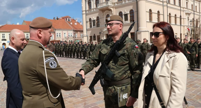 Słowa roty przysięgi wojskowej wypowiedziało 48 ochotników z: powiatu przemyskiego, jarosławskiego i lubaczowskiego oraz miasta Przemyśla i Jarosławia. Fot. 20. Przemyska BOT