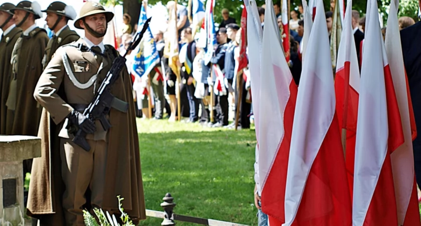 Na Wzgórzu Zamkowym natomiast nie zabrakło okolicznościowych przemówień, apelu poległych, salwy honorowej i złożenia kwiatów pod obeliskiem. Całość ceremonii uświetniła Salezjańska Orkiestra Dęta „Augustino”. Fot. Mariusz Godos