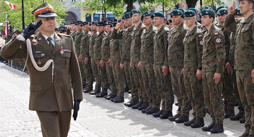 Z okazji święta batalionu jego dowódca ppłk M. Komorek wręczył szereg wyróżnień, tak żołnierzom, jak cywilnym sympatykom i przyjaciołom żurawickiej formacji. Fot. Mariusz Godos
