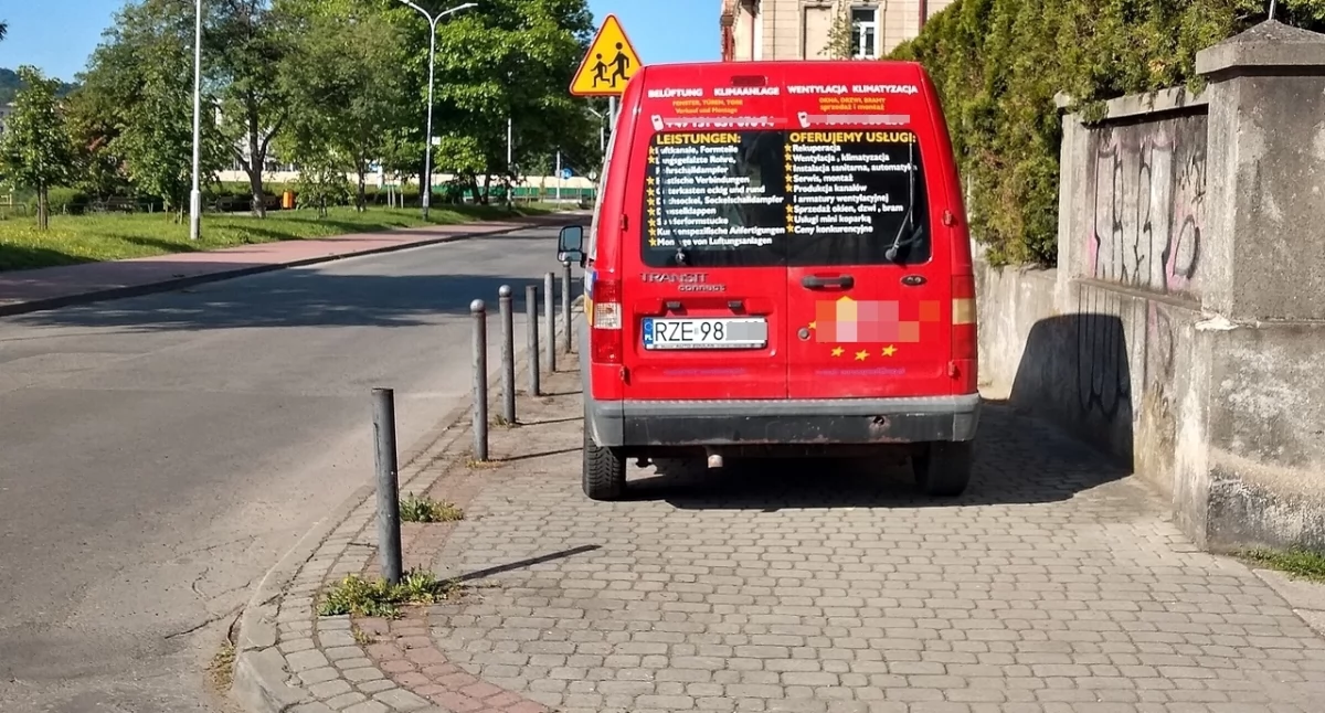 Kierowcy forda transita na rzeszowskich tablicach rejestracyjnych gratulujemy kompletnego braku rozwagi. Fot. Mariusz Godos