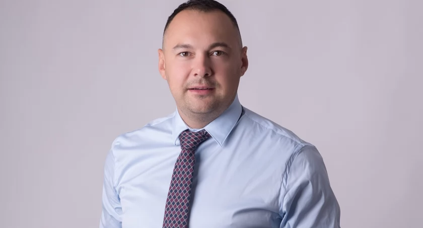 – Mottem prowadzonej przez mnie szkoły są słowa: Nie osiągniesz nowych szczytów, jeśli będziesz szedł wydeptanym szlakiem. Ta sentencja przyświeca mi od początku mojej drogi zawodowej. Osobiście lubię wyzwania – powiedział nowy starosta jarosławski Kamil Dziukiewicz. Fot. zbiory własne