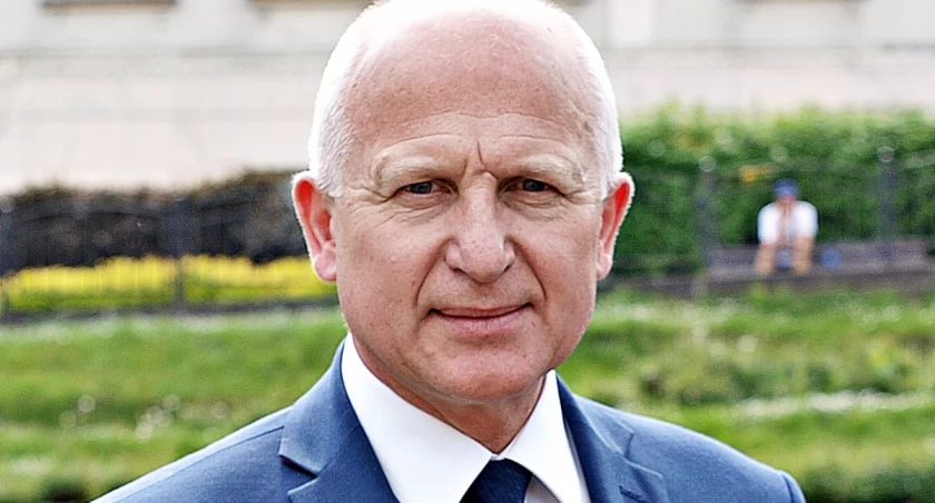 – Biorąc pod uwagę wszystkie za i przeciw, podjąłem decyzję, że chcę pozostać na stanowisku dyrektora liceum. Byłoby mi bardzo trudno się rozstać ze szkołą z dnia na dzień. Kilka względów miało na to wpływ, także osobistych – powiedział dyrektor I Liceum Ogólnokształcącego im. Juliusza Słowackiego w Przemyślu Tomasz Dziumak. Fot. Mariusz Godos