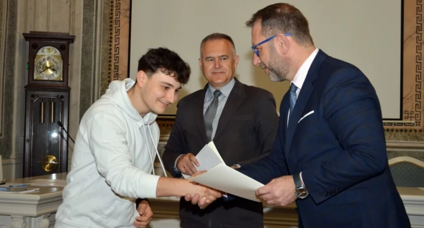 Młodzi radni odebrali zaświadczenia potwierdzające wybór i powierzone im zadanie z rąk wiceprezydenta Bogusława Świeżego./ FOT. UM Przemyśl
