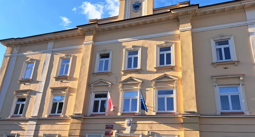 Coraz więcej miast i gmin wychodzi ostatnio naprzeciw oczekiwaniom mieszkańców, wydłużając godziny pracy urzędów. W przemyskim magistracie usłyszeliśmy, że nie zapomniano tu o tym, że to urzędnicy są dla mieszkańców, a nie odwrotnie, lecz dwukrotny eksperyment z wydłużeniem czasu pracy urzędu pokazał, że liczba zgłaszających się do dyżurujących urzędników mieszkańców nie była duża. / FOT. U. Gielo