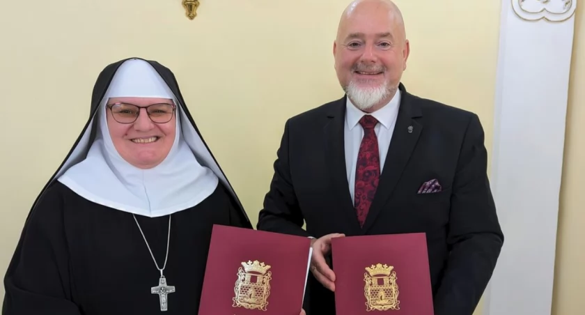 6 maja były włodarz Jarosławia Waldemar Paluch podpisał niezbędne umowy z przedstawicielami obu obiektów sakralnych. Na ich mocy klasztor ss. Benedyktynek w Jarosławiu prawie 410 tys. zł./ FOT. UM Jarosław