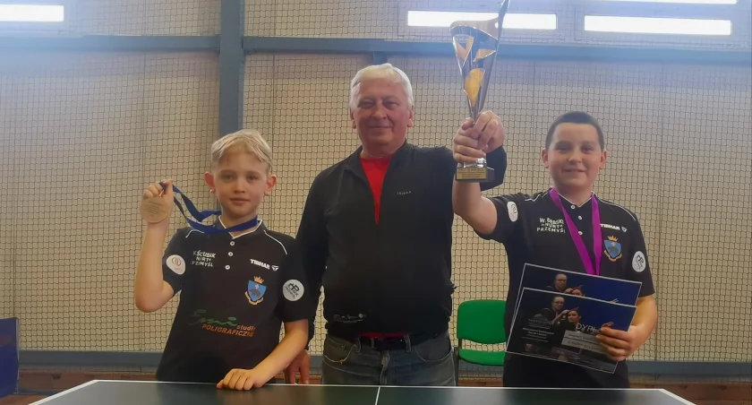 Ekipa przemyskiego Nurtu podczas mistrzostw Podkarpacia żaków. Od lewej: Kacper Ściubak, trener Zdzisław Bodnar i Wojciech Dębski. Fot. zbiory własne