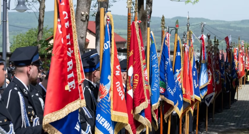 Na placu przed Sanktuarium Męki Pańskiej i Matki Bożej Kalwaryjskiej w Kalwarii Pacławskiej zgromadzili się strażacy ochotnicy z całego województwa. / FOT. PUW Rzeszów