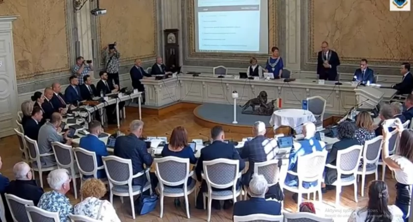 Inauguracyjna sesja Rady Miejskiej w Przemyślu odbyła się bez zarzutu. Z drugą był już problem... Fot. printscreen z www.przemysl.pl