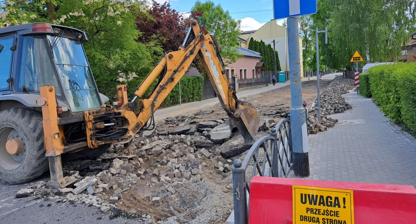 Prowadzone prace z pewnością poprawią komfort jazdy ulicą Mariacką, ale – co jest nieuniknione – wiązać się będą z utrudnieniami dla kierowców. Od poniedziałku zmuszeni są do korzystania z objazdu. / FOT. U. Gielo
