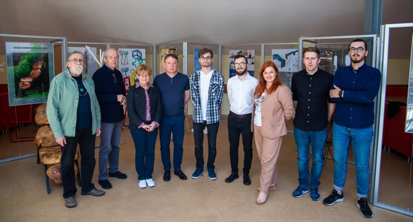 Część kadry ISP, od lewej: pref. Tadeusz Błoński, prof. Tadeusz Nuckowski, dr Marta Trojanowska, prof. Henryk Ożóg, student Kamil Chanas, mgr Damian Borowiak, dr Anna Kałamarz-Kucz, mgr Łukasz Dudzik, mgr Juliusz Bachta.