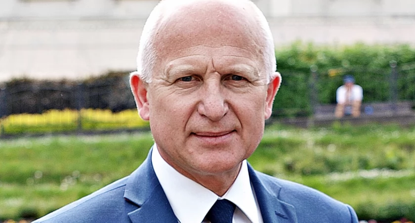 Tomasz Dziumak zdecydował się na pozostanie dyrektorem I Liceum Ogólnokształcącego im. Juliusza Słowackiego w Przemyślu. A to oznaczało, że radnym być nie mógł. Dzisiaj, 20 maja br., Rada Miejska w Przemyślu jednogłośnie wygasiła mu mandat. Fot. Mariusz Godos