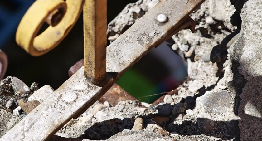 Ten balkon na pierwszym piętrze nie nadaje się do użytkowania. Ale mieszkańcy po nim chodzą, bo nie mają wyjścia. Takich dziur jest kilka... Fot. Mariusz Godos