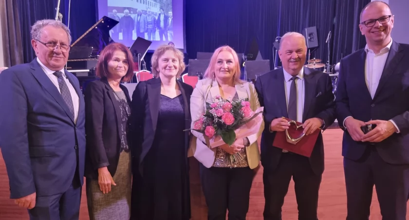 Podczas gali na scenie sali widowiskowej Zamku Kazimierzowskiego wystąpiło wielu znamienitych gości. Gwiazdą wieczoru była pierwsza dama polskiej operetki Grażyna Brodzińska. Fot. zbiory własne