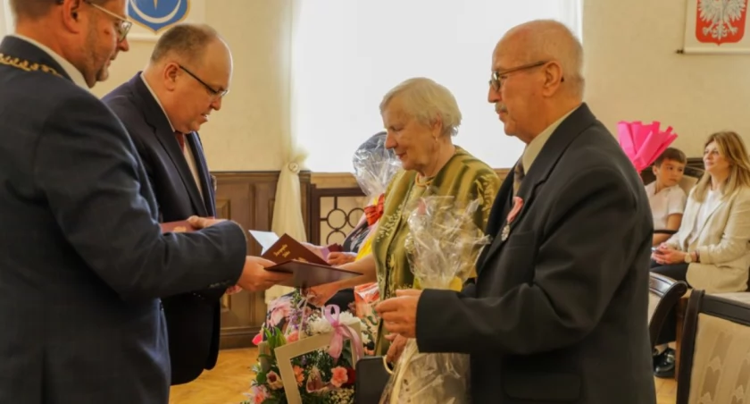 W przemówieniach skierowanych do małżonków mówiono o ich codziennym trudzie nakierowanym na zapewnienie codziennego bytu rodzinie, ale też trosce o dobre wychowanie dzieci. / FOT. UM Przeworsk
