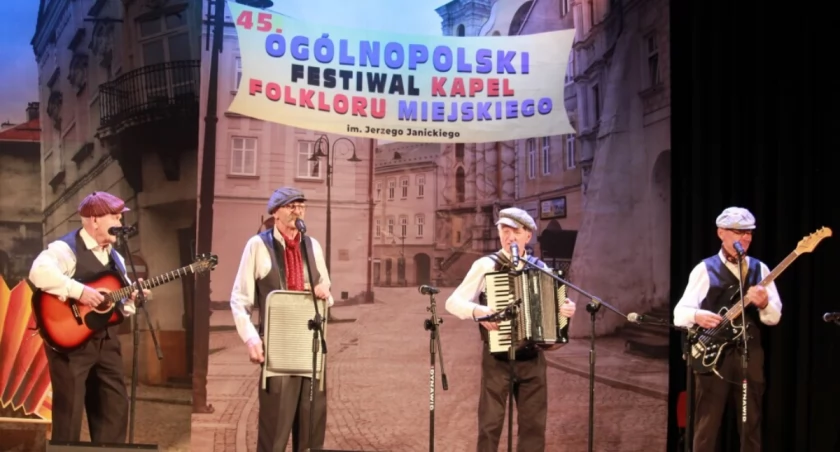 Ogólnopolski Festiwal Kapel Folkloru Miejskiego po raz kolejny dał przemyślanom możliwość obcowania ze specyficznym rodzajem muzyki – melodiami folkloru miejskiego, nierzadko nawiązującymi też do współczesnych problemów miast czy osiedli./ FOT. CK Przemyśl