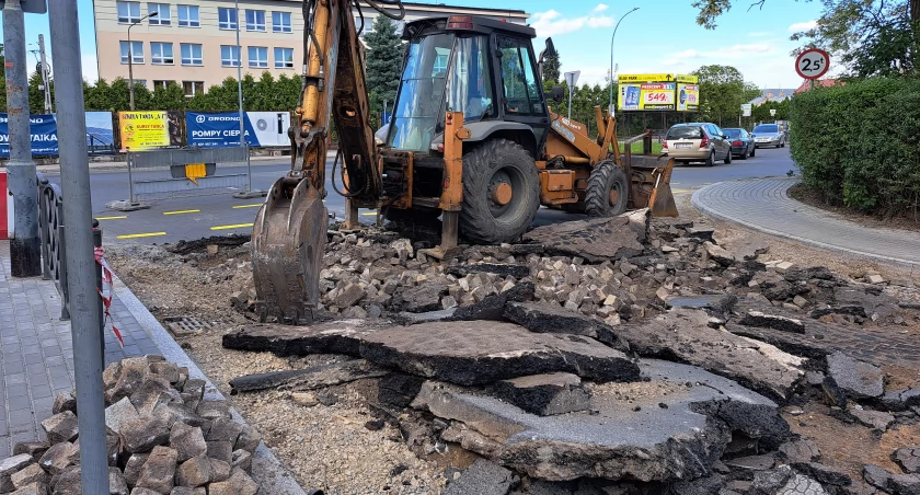 Zabytkowa kostka, która do tej pory była elementem nawierzchni ulicy Mariackiej, a obecnie jest składowana na chodniku, niemal w większości zostanie wykorzystana ponownie. Przywrócona zostanie więc nawierzchnia sprzed remontu./ FOT. U. Gielo