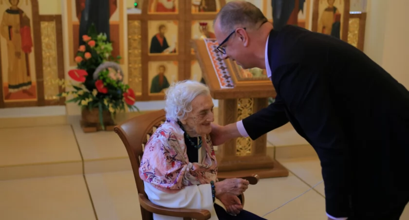 Pani Janina – jedna z podopiecznych Ekumenicznego Domu Pomocy Społecznej w Prałkowcach – 16 maja świętowała hucznie swoje setne urodziny./ FOT. UM Przemyśl