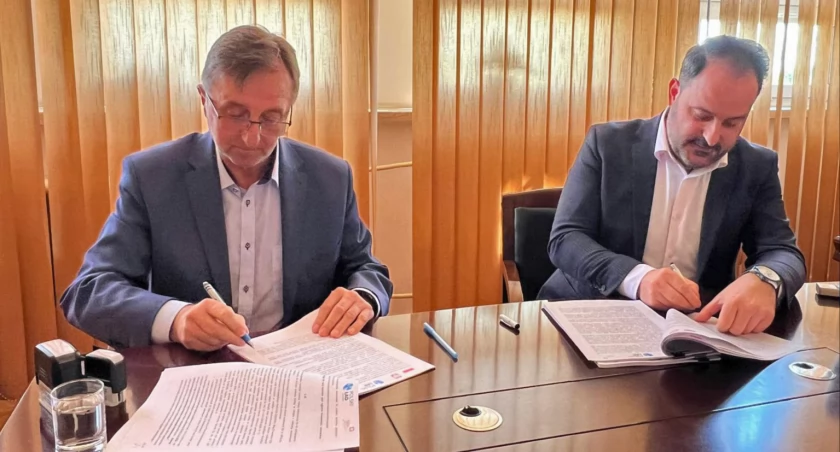 10 maja w Urzędzie Gminy Przemyśl wójt Marek Wasiewicz i wykonawca inwestycji prezes zarządu firmy Monetres Marek Piękoś parafowali umowę przypieczętowującą pierwszy etap budowy sieci kanalizacyjnej w Malhowicach. / FOT. UG Przemyśl