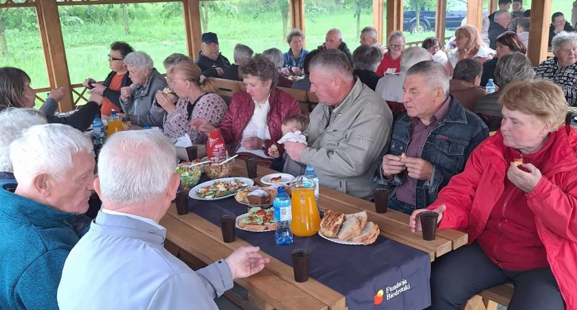 Przy wspólnym posiłku biesiadowali seniorzy zaproszeni przez Stowarzyszenie Mieszkańców Wsi Torki „Nie tylko dla siebie”. Była okazja do wymiany zdań, posłuchania muzyki i skosztowania pyszności./ FOT. Stowarzyszenie Mieszkańców Wsi Torki