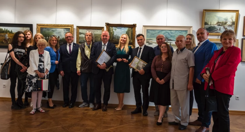 Wspólne zdjęcie artysty z gośćmi i organizatorami wydarzenia./ FOT. CKiP