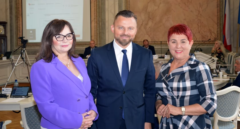 Nowi wiceprzewodniczący przemyskiej rady miejskiej. Od lewej: Jolanta Sawicka, Robert Bal i Ewa Sawicka. Fot. zbiory własne