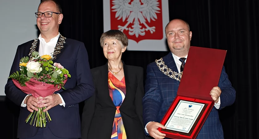 Akt wręczenia tytułu prof. Lidii Morawskiej (w środku) dokonali prezydent miasta Wojciech Bakun (z lewej) i przewodniczący Rady Miejskiej w Przemyślu Marcin Kowalski. Fot. Mariusz Godos