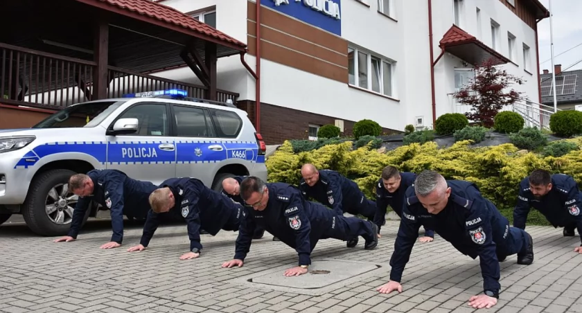 Obok budynku jednostki mundurowi z Pruchnika w czwartek, 23 maja, wykonali wspólnie 10 pompek i wpłacili 700 zł na szczytny cel. / FOT. KPP Jarosław