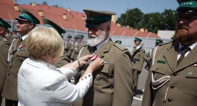 Z okazji święta „pograniczników” w korpusie oficerów awansowało 20 funkcjonariuszy, w korpusie chorążych 82 oraz 154 podoficerów z BiOSG. Wręczone zostały także medale i inne wyróżnienia. Fot. BiOSG Przemyśl