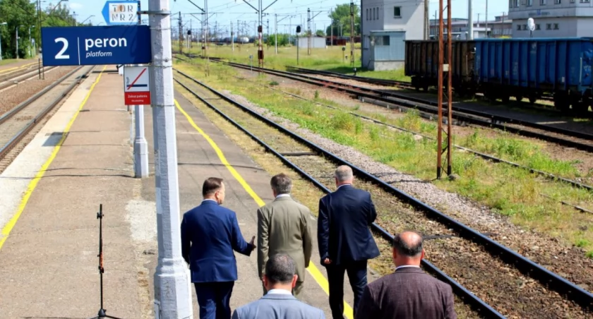 Do konferencji prasowej przedstawiającej tę inwestycję doszło w nieco nietypowym miejscu, bo na peronie stacji Żurawica Rozrządowa. Wzięli w niej udział: poseł na Sejm RP Marek Kuchciński, marszałek województwa podkarpackiego Władysław Ortyl, wicemarszałek województwa Piotr Pilch, wójt gminy Żurawica Tomasz Szeleszczuk oraz wójt gminy Orły Bogusław Słabicki. Fot. UG Żurawica