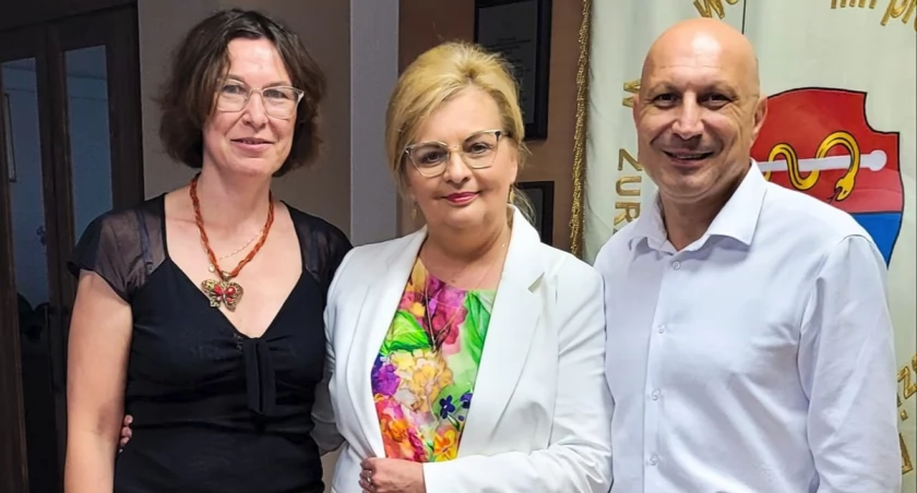 22 maja br. Zarząd Województwa Podkarpackiego podjął decyzję o powierzeniu obowiązków dyrektora placówki Pawłowi Kotuli (z prawej). Obok była dyrektor Bożena Ryczan, obecnie starosta przemyski. Fot. zbiory własne
