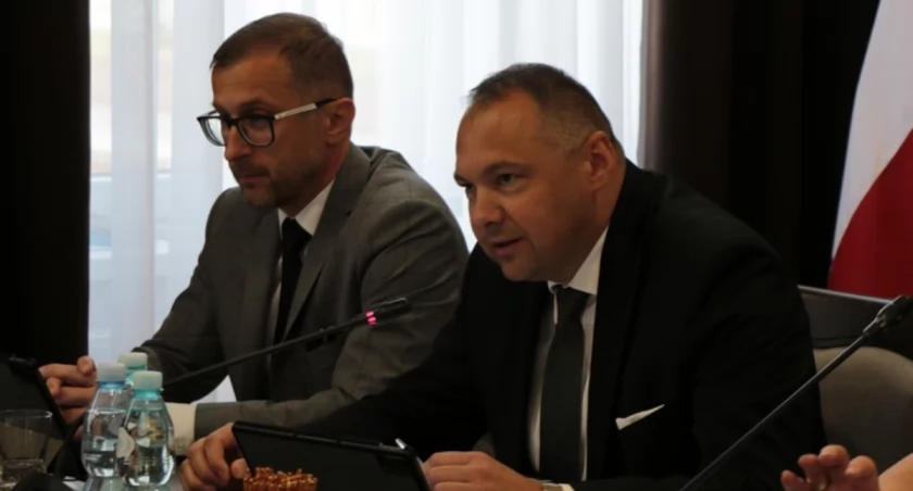 Decyzją radnych powiatowych starosta Kamil Dziukiewicz (PiS) będzie otrzymywał wynagrodzenie w kwocie 18 tys. 44 zł brutto. To najwyższe wynagrodzenie, jakie przewiduje ustawa o samorządzie gminnym. Fot. Starostwo Powiatowe w Jarosławiu