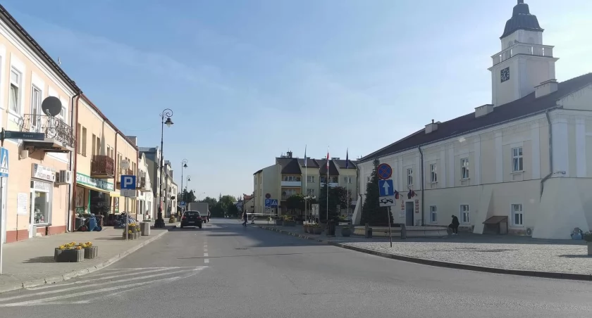 Zajęte przez większość dnia miejsca parkingowe w Rynku to zdaniem urzędu spore utrudnienie dla mieszkańców gminy, przyjeżdżających na zakupy czy po to, aby załatwić swoje sprawy./ FOT. UMiG Sieniawa