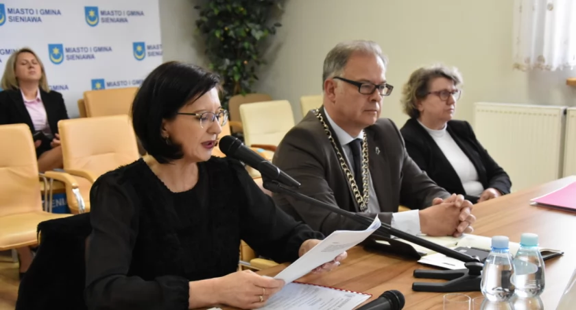 Jednym z bardziej elektryzujących opinię społeczną punktów sesji zwyczajowo jest ten dotyczący wynagrodzenia dla nowego włodarza. Takie decyzje zapadły w przypadku Witolda Mrozka na sesji 16 maja br./ FOT. UMiG Sieniawa