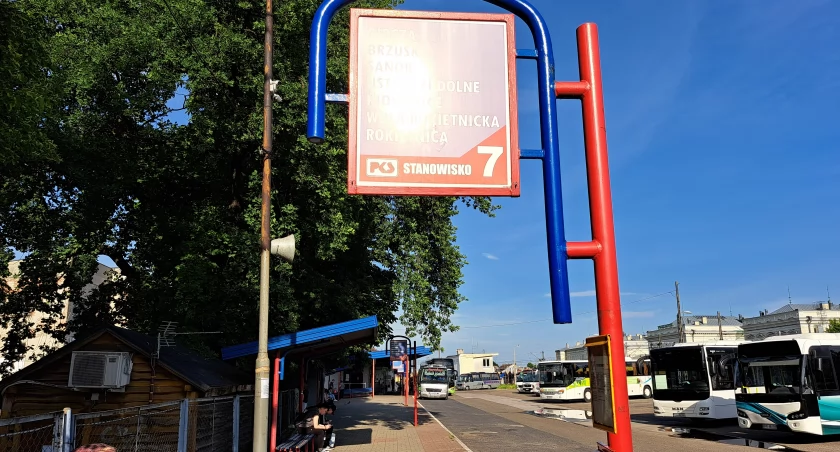 Sytuacja niezmotoryzowanych mieszkańców, którzy w Bieszczady chcieliby się udać, korzystając z transportu publicznego, zmieniła się na lepsze. Od poniedziałku, 20 maja, jarosławski PKS realizuje bowiem kursy autobusowe z Jarosławia – przez Przemyśl – do Ustrzyk Dolnych i na trasie powrotnej. / FOT. U. Gielo