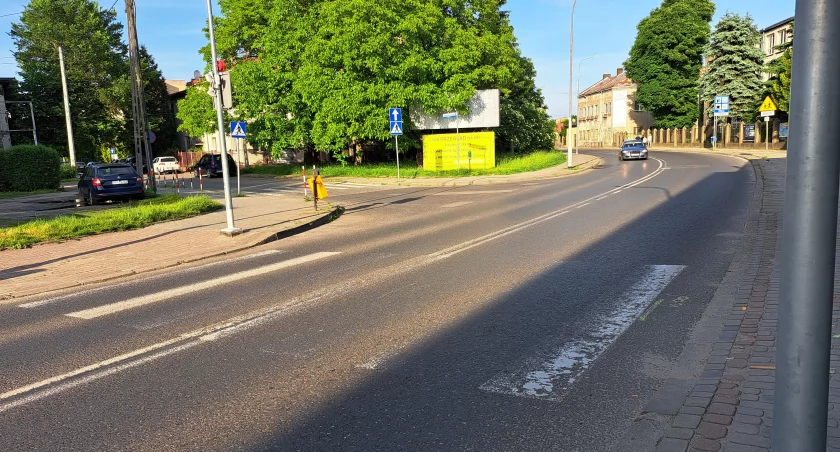 Oznaczenia wymalowane na jezdni się ścierają wraz z upływem czasu. Powinny być systematycznie odświeżane. W zeszłym roku całościowego odmalowywania nie było. Zrobiono to jedynie częściowo, w najgorzej wyglądajacych miejscach./ FOT. U. Gielo