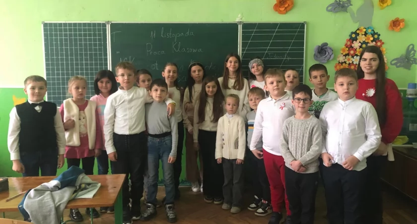 Organizatorzy w ramach trwającej zbiórki będą chcieli na początku czerwca obdarować Prezentami polskich uczniów Polskiej Sobotniej Szkoły im. Królowej Jadwigi w Drohobyczu na Ukrainie. Okazją ma być czerwcowy Dzień Dziecka./В рамках збору коштів, що триває, організатори планують передати на початку червня подарунки польським учням Польської суботньої школи ім. Королеви Ядвіги в Дрогобичі в Україні./ FOT. materiały organizatora