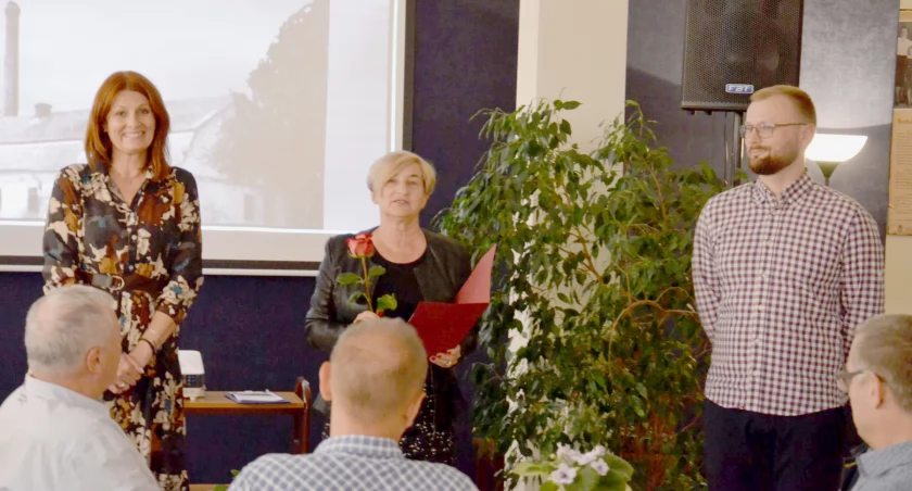 Nagrody ministra edukacji i dziedzictwa narodowego Bartłomieja Sienkiewicza. dla pracowników MBP w Lubaczowie wręczyła Maria Magoń – prezes lubaczowskiego oddziału Towarzystwa Miłośników Lwowa i Kresów Południowo-Wschodnich, realizującego wespół z biblioteką wyróżniony projekt./ FOT. MBP w Lubaczowie