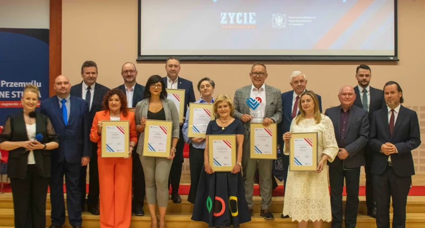Wieńczące projekt wspólne zdjęcie laureatów tytułu „Liderka – Lider Lokalny” oraz organizatorów przedsięwzięcia./ FOT. G. Gajdzik