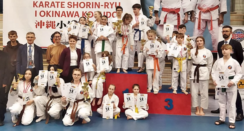27-osobowa reprezentacja Przemyskiego Klubu Shorin Ryu Karate znakomicie zaprezentowała się na tarnowskich zawodach. Zdobyła łącznie aż 17 medali. Fot. zbiory własne