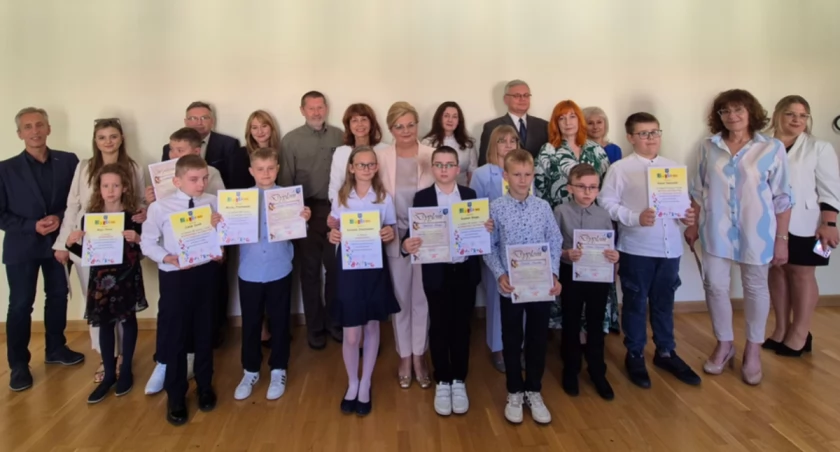 Specjalne podziękowania należą się również organizatorom konkursu – p. Marcie Kostce (konkurs ortograficzny) oraz p. Agnieszce Ziębie i p. Anecie Hadam (konkurs matematyczny), jak i nauczycielom, którzy przygotowali uczniów do tak trudnych zmagań./ Zdjęcie: Powiat Przemyski. 