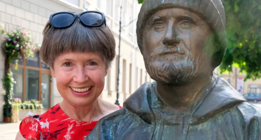 Profesor Lidia Morawska przy pomniku ojca./Zdjęcia: Jacek Szwic 