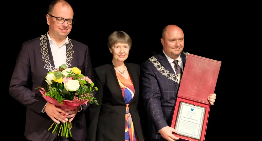 Wojciech Bakun i przewodniczący RM Marcin Kowalski wręczyli profesor Lidii Morawskiej dyplom potwierdzający nadanie Honorowego Obywatelstwa Miasta Przemyśla./Zdjęcia: Jacek Szwic 