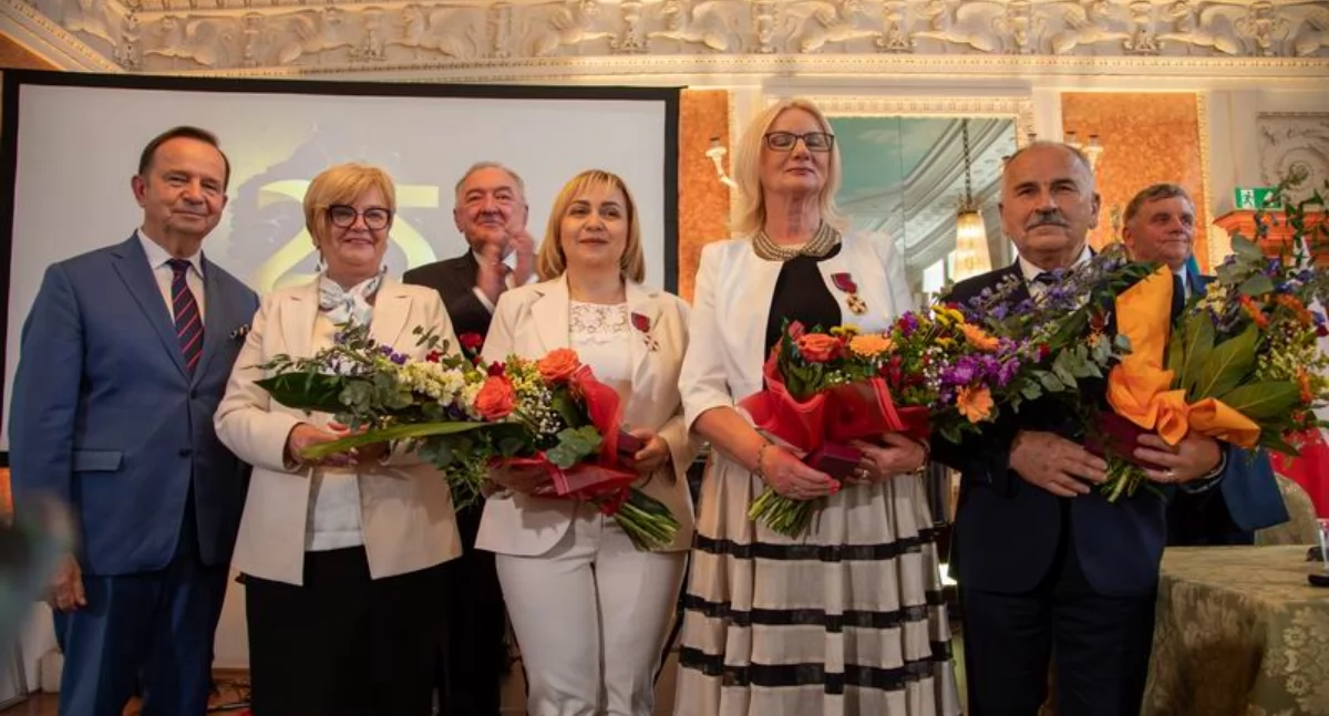 Wśród odznaczonych znalazła się m.in. dyrektor Wojewódzkiego Szpitala w Przemyślu Barbara Stawarz, która odebrała Srebrny Krzyż Zasługi za działalność na rzecz rozwoju medycyny i ochrony zdrowia./ FOT. UMWP