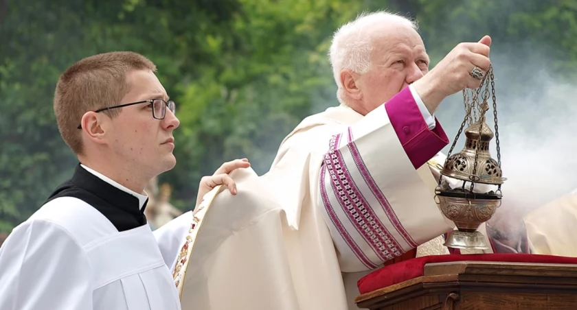 – Serce Jezusa to gorejące ognisko miłości. Zgodnie z wielką prośbą świętego biskupa Pelczara, poświęćmy siebie, nasze rodziny, nasze parafie najświętszemu sercu pana Jezusa – powiedział metropolita przemyski abp Adam Szal. Fot. Mariusz Godos