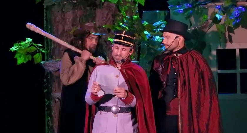 Widowisko teatralne w wykonaniu aktorów-amatorów Amatorskiej Grupy Teatralnej „Mała Scena Wielkich Serc” dostarczyło widzom wielu wzruszeń./ FOT. T. Beliński