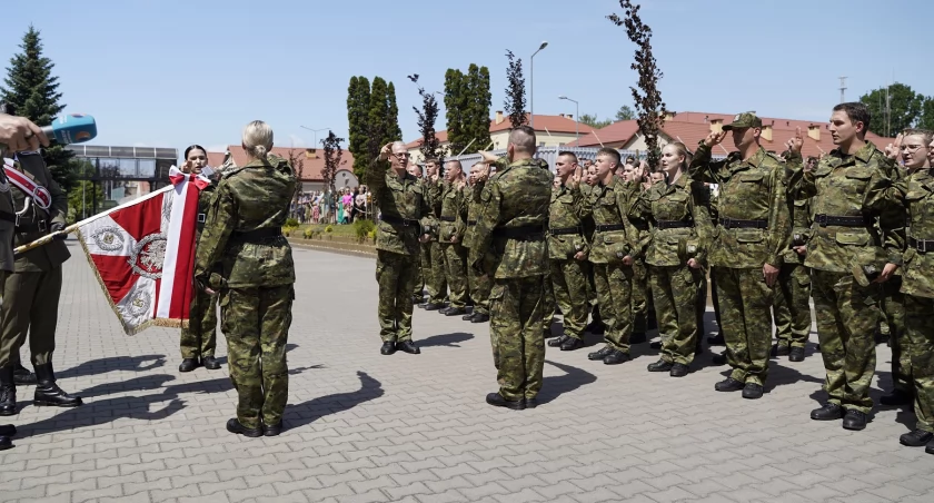 W grupie nowo przyjętych funkcjonariuszy jest 60 osób. Poza jednym wyjątkiem (mieszkaniec woj. lubelskiego) są to osoby pochodzące z Podkarpacia. Fot. BiSOG