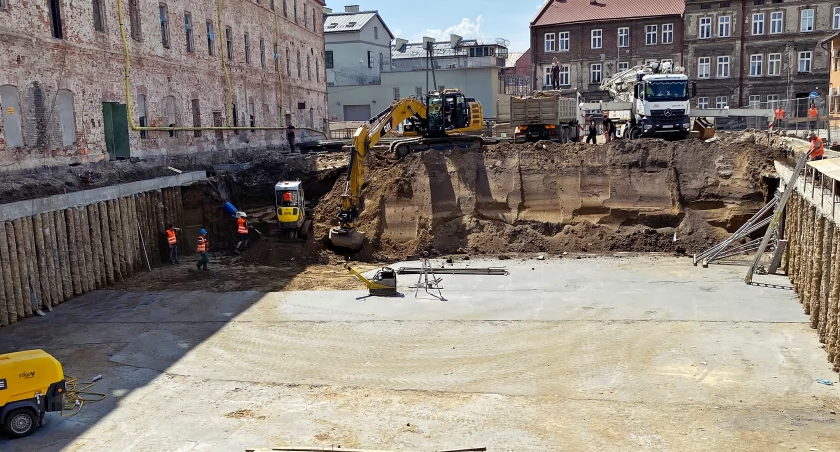 Parking podziemny powstaje na większości placu okalającego budynek od strony ul. Rokitniańskiej. Fot. zbiory własne