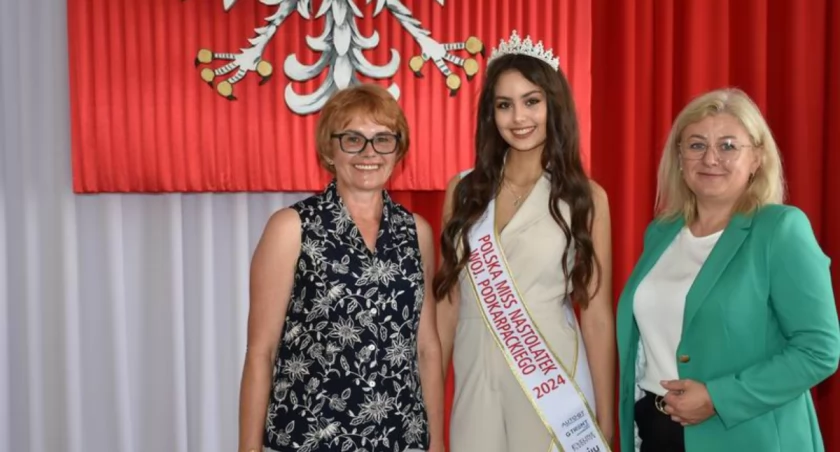 Najpiękniejsza nastolatka ziemi podkarpackiej Dżesika Gółkiewicz odwiedziła w urzędzie mową wójt gminy Medyka Magdalenę Małachowską (pierwsza z prawej). Ta pogratulowała jej sukcesu w imieniu lokalnej społeczności i wyraziła dumę z tego, że Medyka ma tak piękną, mądrą i odważną reprezentantkę./ FOT. GCK w Medyce